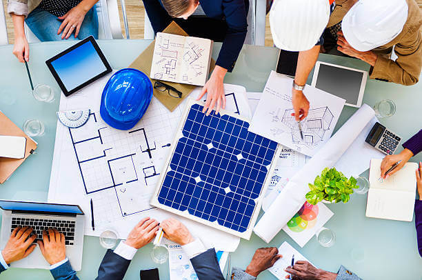 Equipo técnico planeando un proyecto de energía solar